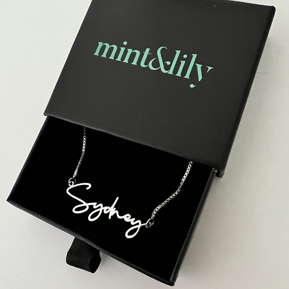 Mint & Lily Modern Name Necklace “Sydney”